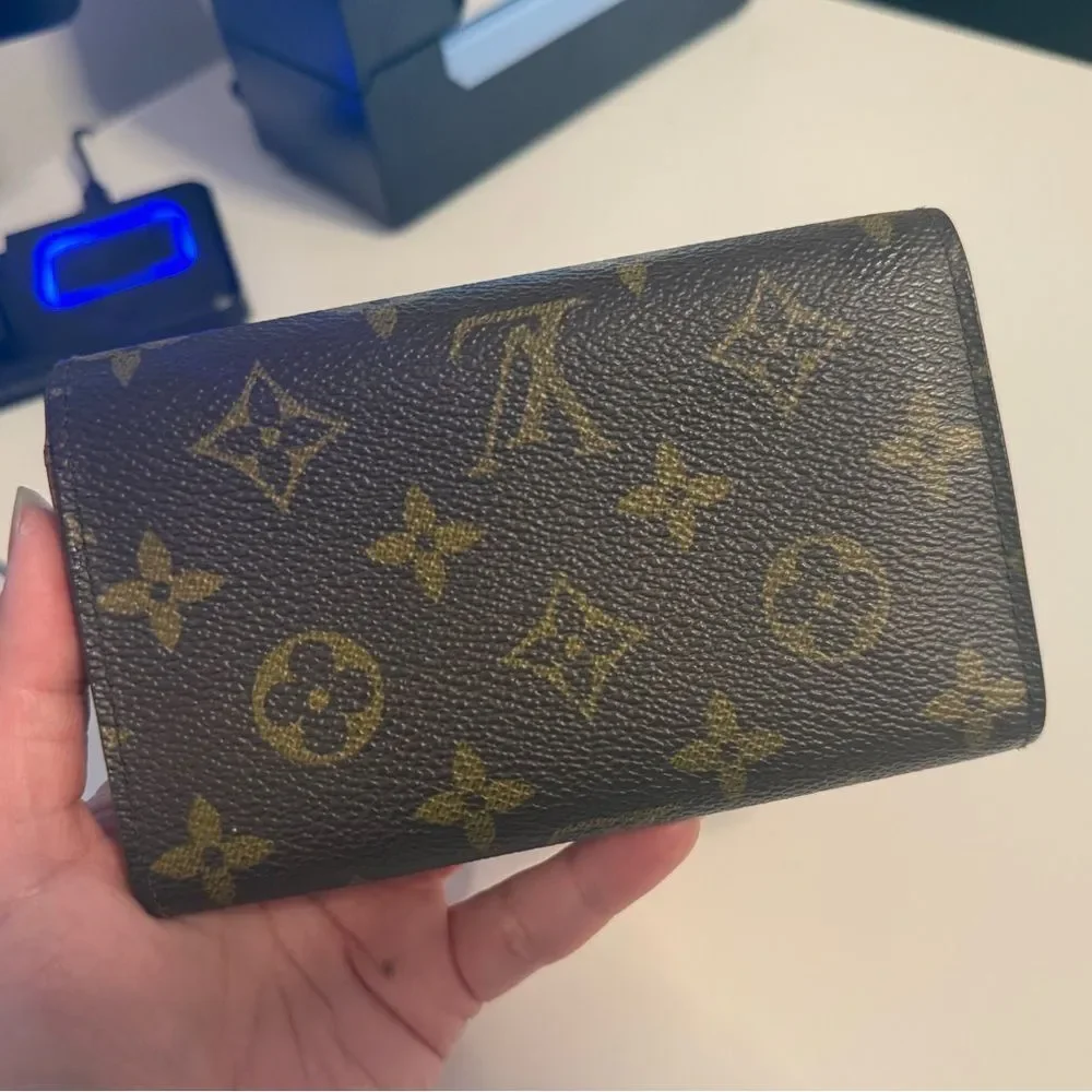 Louis Vuitton Tresor wallet in Monogram free Gold Chain